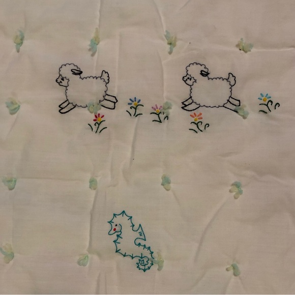 Beautiful Handmade Embroidered Nursery Rhyme Baby Blanket / Quilt. - Picture 9 of 13